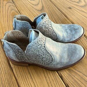 Sofft ankle bootie size 7 gray with metallic